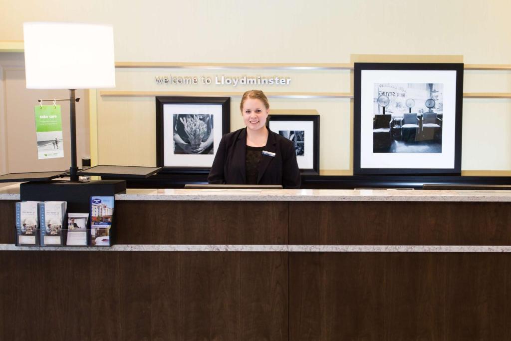Členové personálu v ubytování Hampton Inn by Hilton Lloydminster