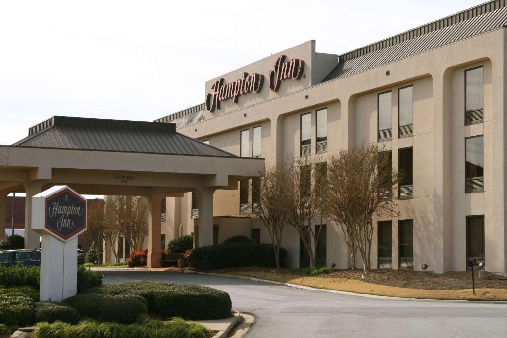 um edifício de hotel com um sinal de stop em frente em Hampton Inn Atlanta-Town Center/Kennesaw em Kennesaw