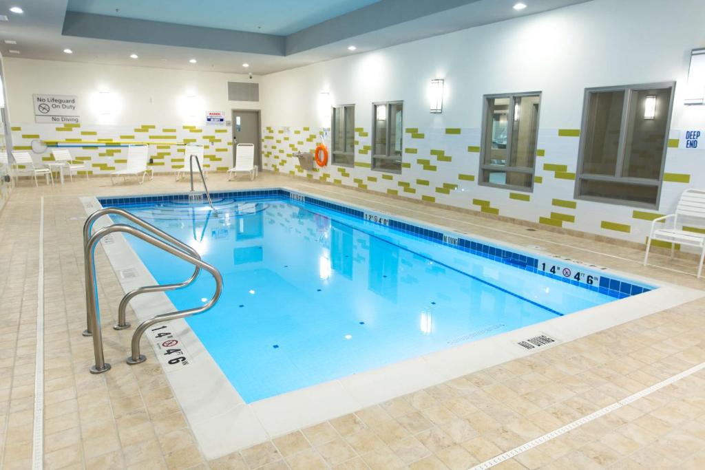 Bazén v ubytování Hampton Inn by Hilton Lloydminster nebo v jeho okolí