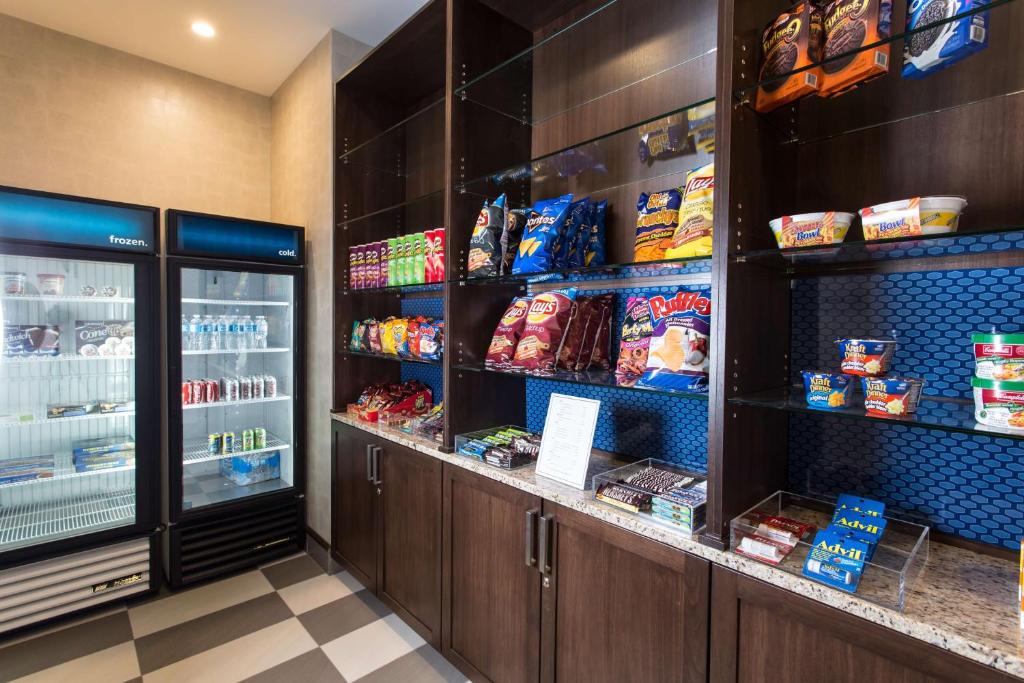 Supermarket nebo jiné obchody v  hotelu nebo okolí