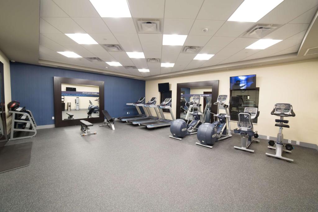 Fitness centrum a/nebo fitness zařízení v ubytování Hampton Inn by Hilton Lloydminster