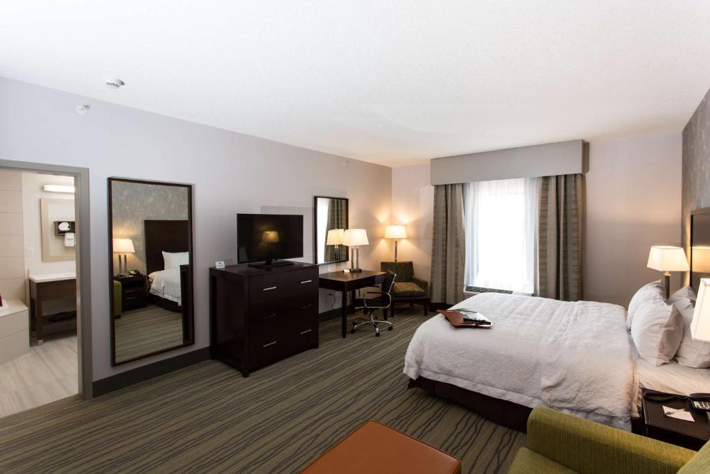 Postel nebo postele na pokoji v ubytování Hampton Inn by Hilton Lloydminster