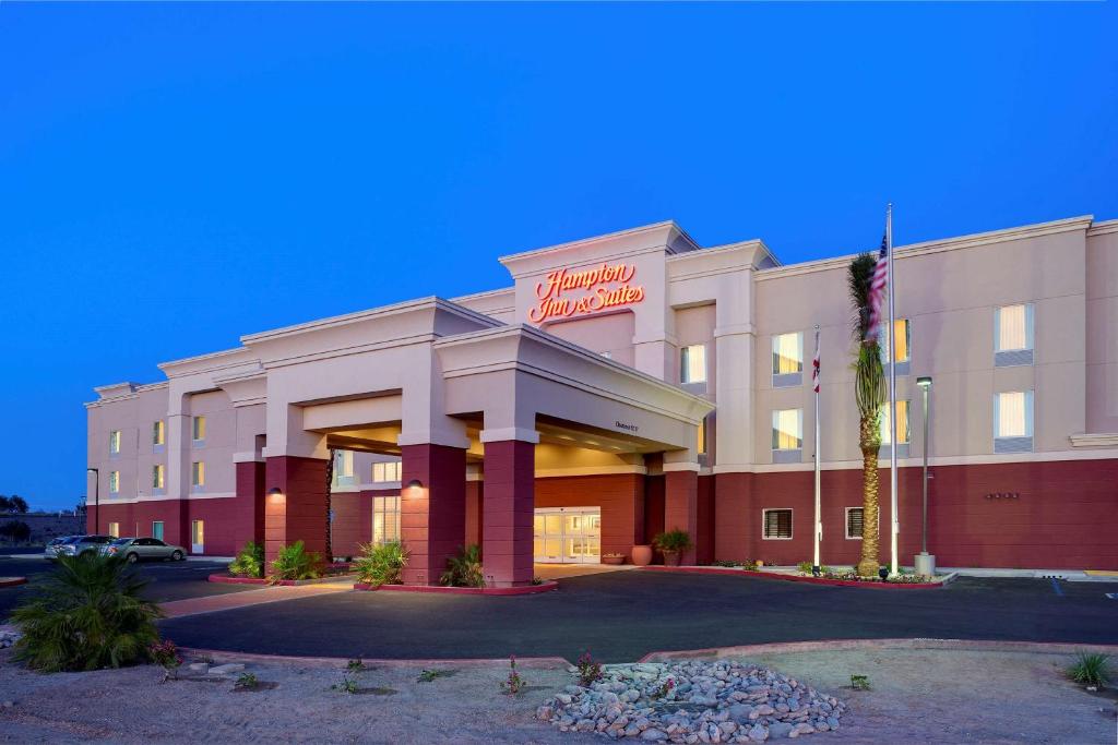 a rendering of the front of a hotel at Hampton Inn & Suites Blythe, CA in Blythe