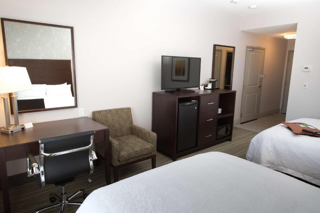 Postel nebo postele na pokoji v ubytování Hampton Inn by Hilton Lloydminster