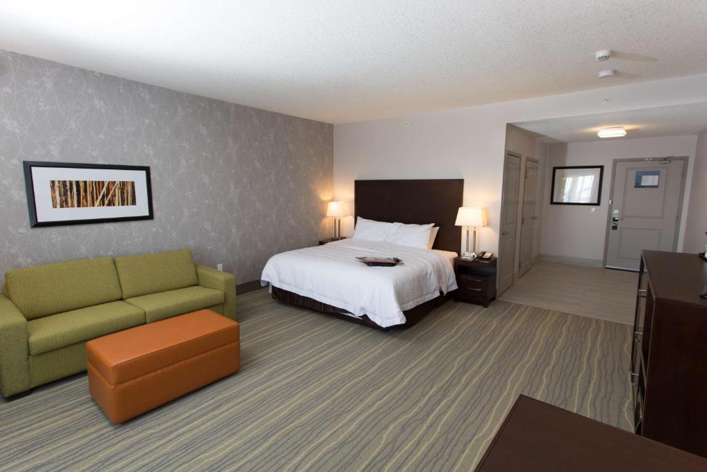 Postel nebo postele na pokoji v ubytování Hampton Inn by Hilton Lloydminster