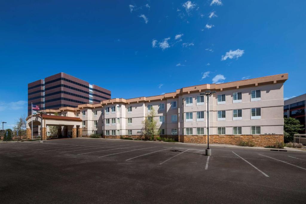 un parking vide devant un bâtiment dans l'établissement Homewood Suites by Hilton Denver West - Lakewood, à Lakewood