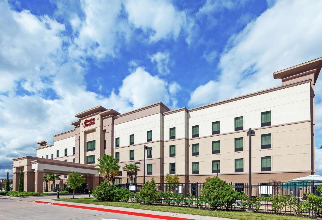 een weergave van de voorkant van het hotel bij Hampton Inn & Suites Houston North IAH, TX in Houston