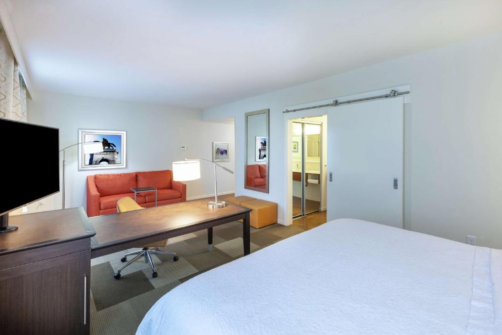Hampton Inn & Suites Houston North IAH, TX - Suite Estudio Con Cama Extragrande - No Fumadores