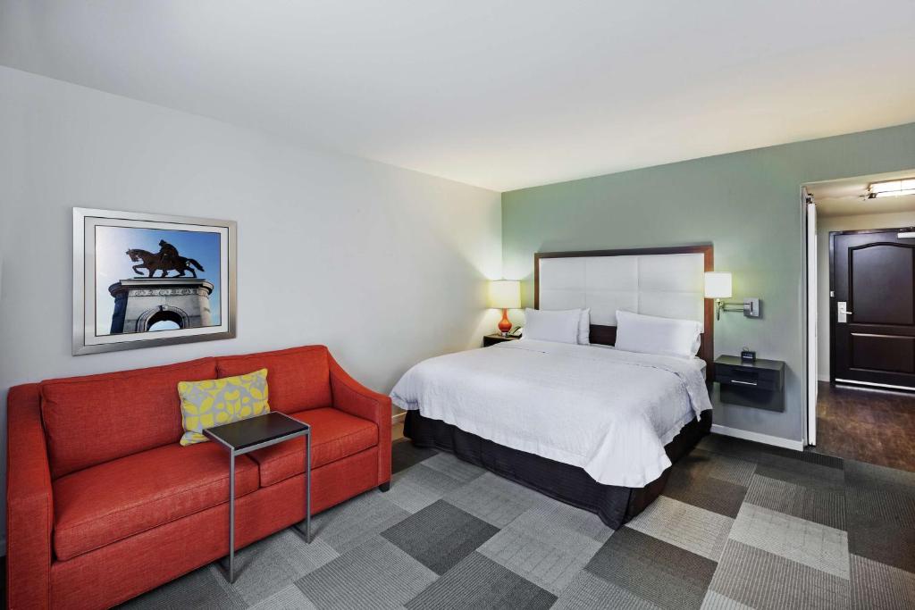 Hampton Inn & Suites Houston North IAH, TX - King Room With Sofa Bed - Non-Smoking