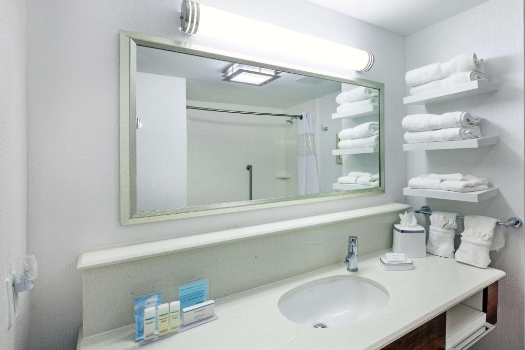 Hampton Inn & Suites Houston North IAH, TX - King Room - Mobility Access/Non-Smoking