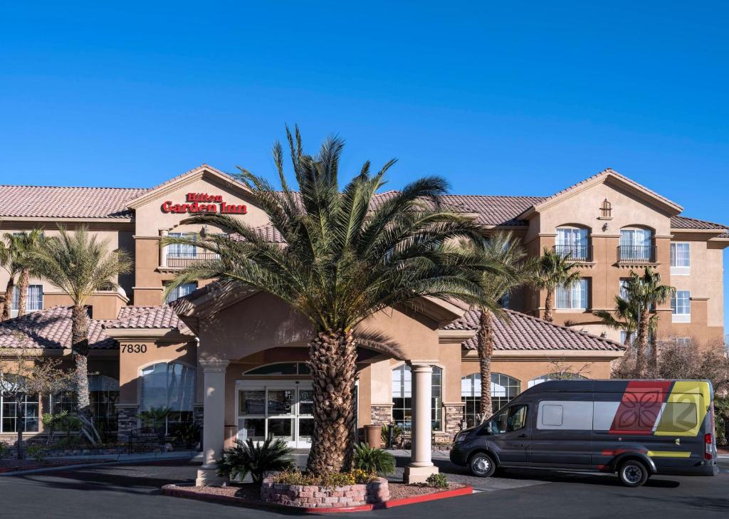 une camionnette garée devant un hôtel avec un palmier dans l'établissement Hilton Garden Inn Las Vegas Strip South, à Las Vegas