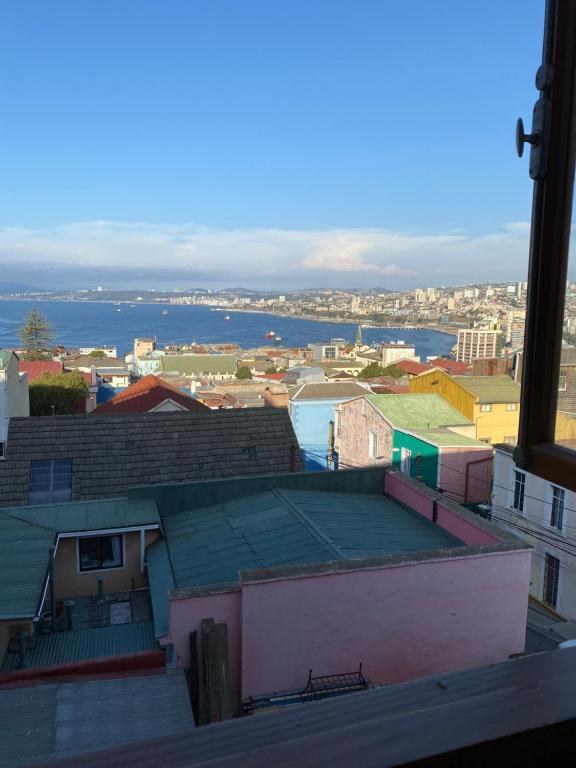widok na miasto z oceanem w tle w obiekcie Oasis en Cerro Alegre w mieście Valparaíso