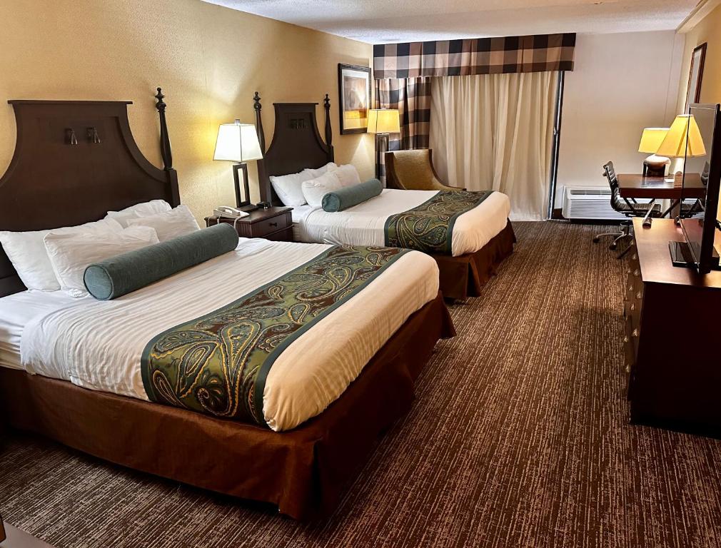 Red Lion Hotel Harrisburg Hershey - Queen Room With Two Queen Beds With Balcony