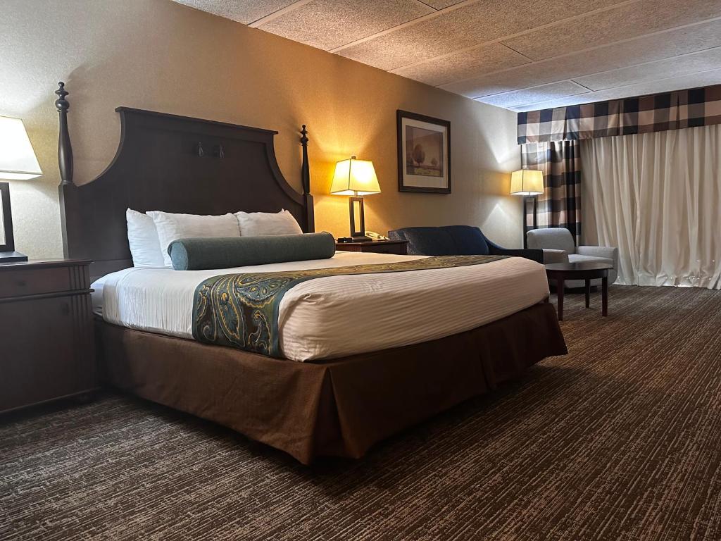 Red Lion Hotel Harrisburg Hershey - King Room With Balcony