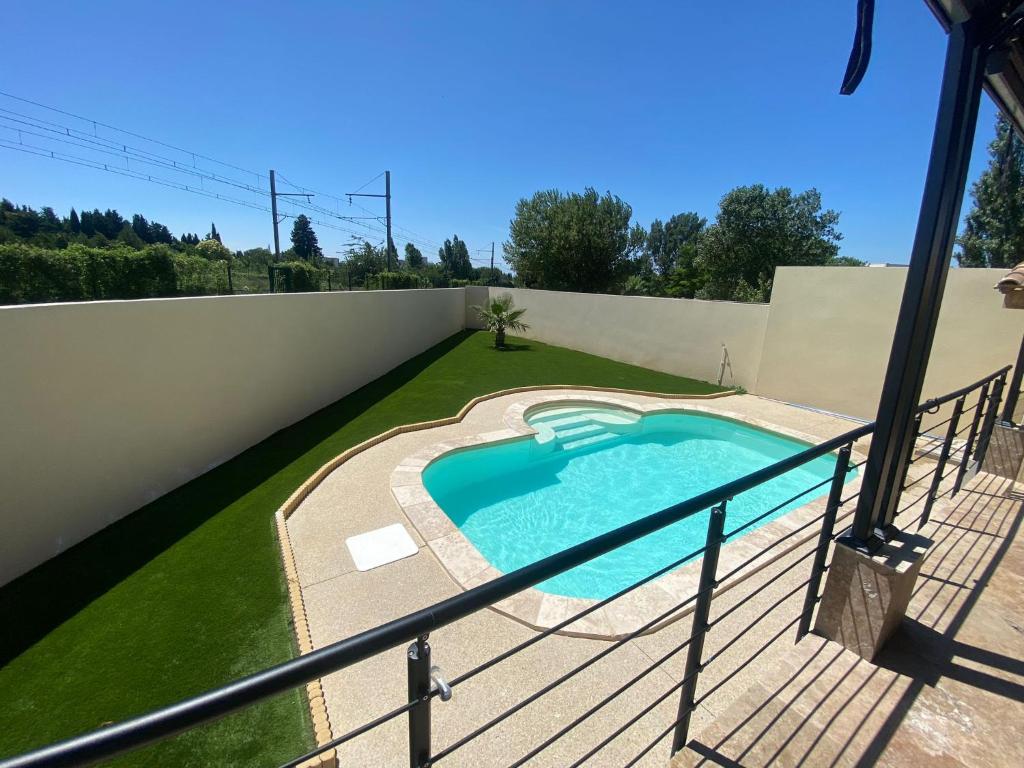 une piscine sur le balcon d'une maison dans l'établissement Magnifique villa pour le festival d'Avignon, à Avignon