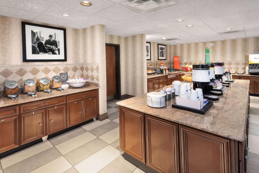 Kuchyň nebo kuchyňský kout v ubytování Hampton Inn & Suites Munster