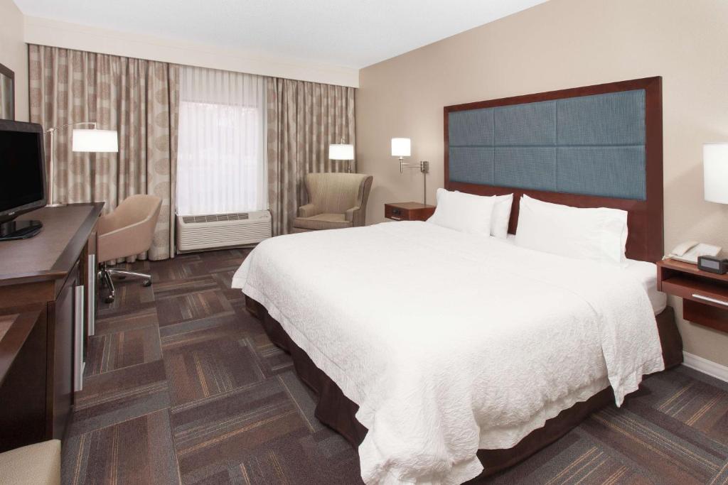 TV a/nebo společenská místnost v ubytování Hampton Inn & Suites Munster