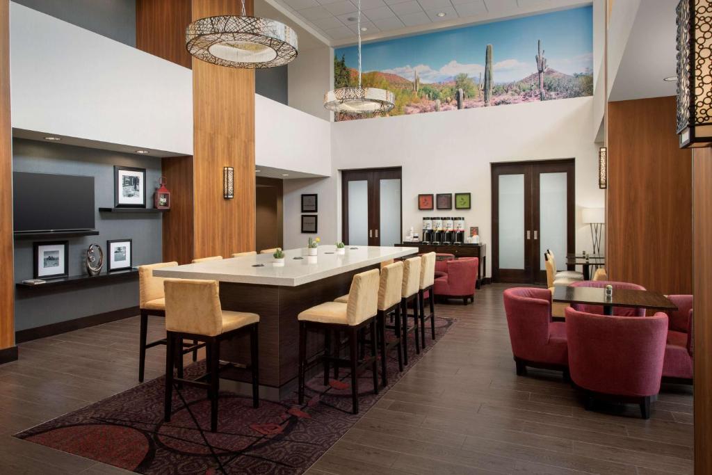 Posezení v ubytování Hampton Inn & Suites Phoenix/Tempe