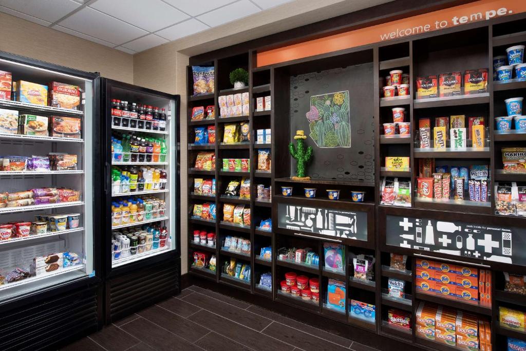 Supermarket nebo jiné obchody v  hotelu nebo okolí