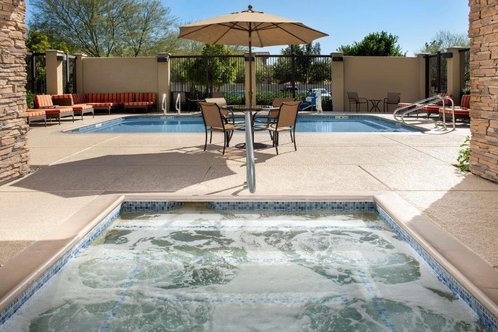 Bazén v ubytování Hampton Inn & Suites Phoenix/Tempe nebo v jeho okolí