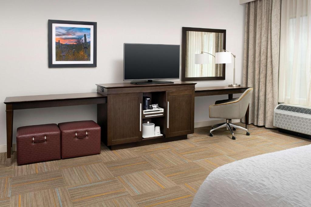 TV a/nebo společenská místnost v ubytování Hampton Inn & Suites Phoenix/Tempe