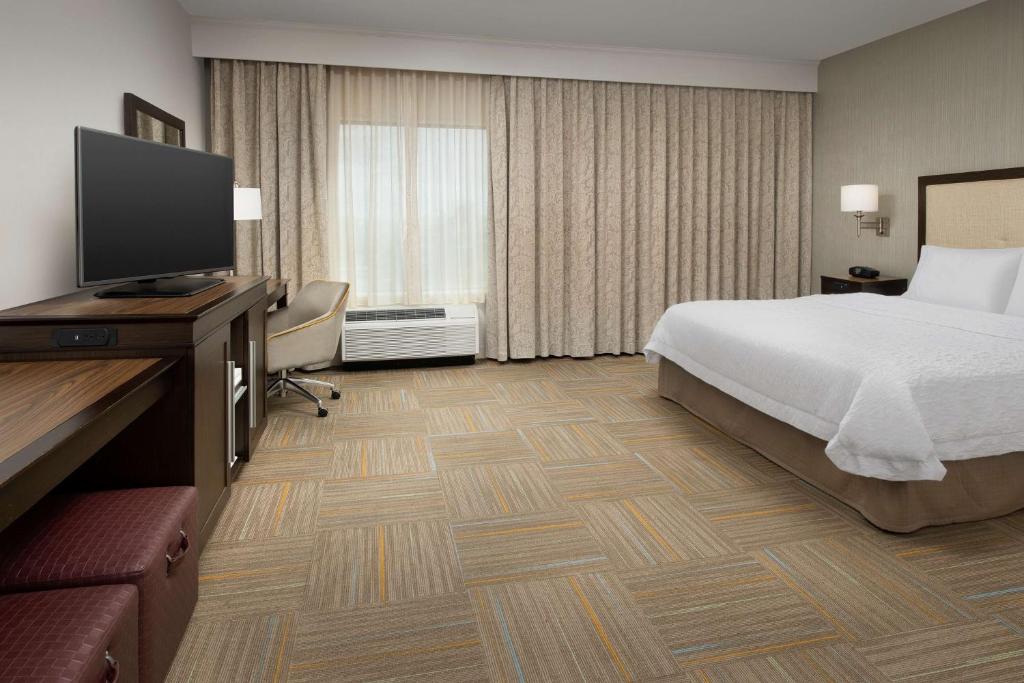 Postel nebo postele na pokoji v ubytování Hampton Inn & Suites Phoenix/Tempe