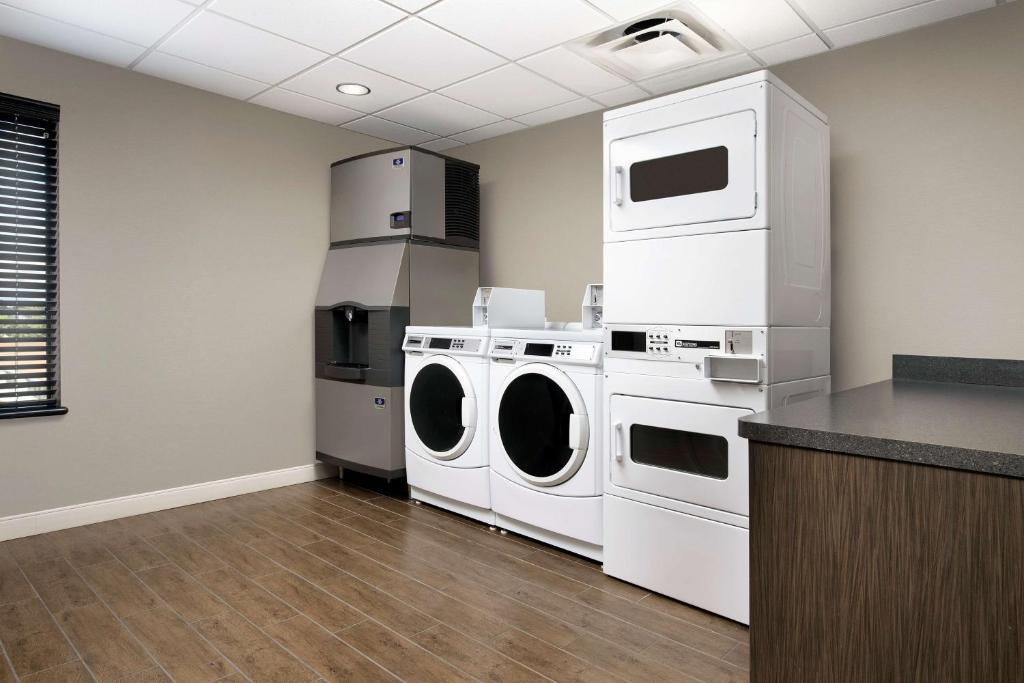 Kuchyň nebo kuchyňský kout v ubytování Hampton Inn & Suites Phoenix/Tempe