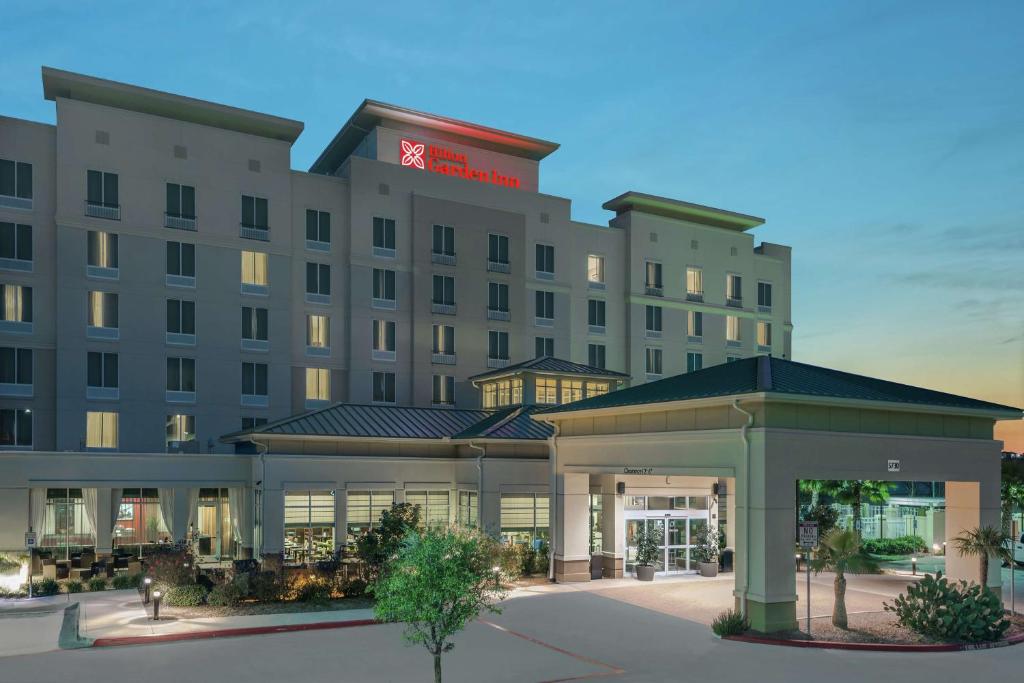 uma representação de um hotel com um gazebo em Hilton Garden Inn San Antonio/Rim Pass Drive em San Antonio