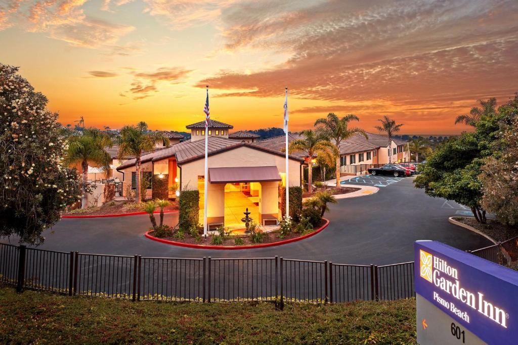 ピズモ・ビーチにあるHilton Garden Inn San Luis Obispo/Pismo Beachの夕日を背景にしたホテルの描写