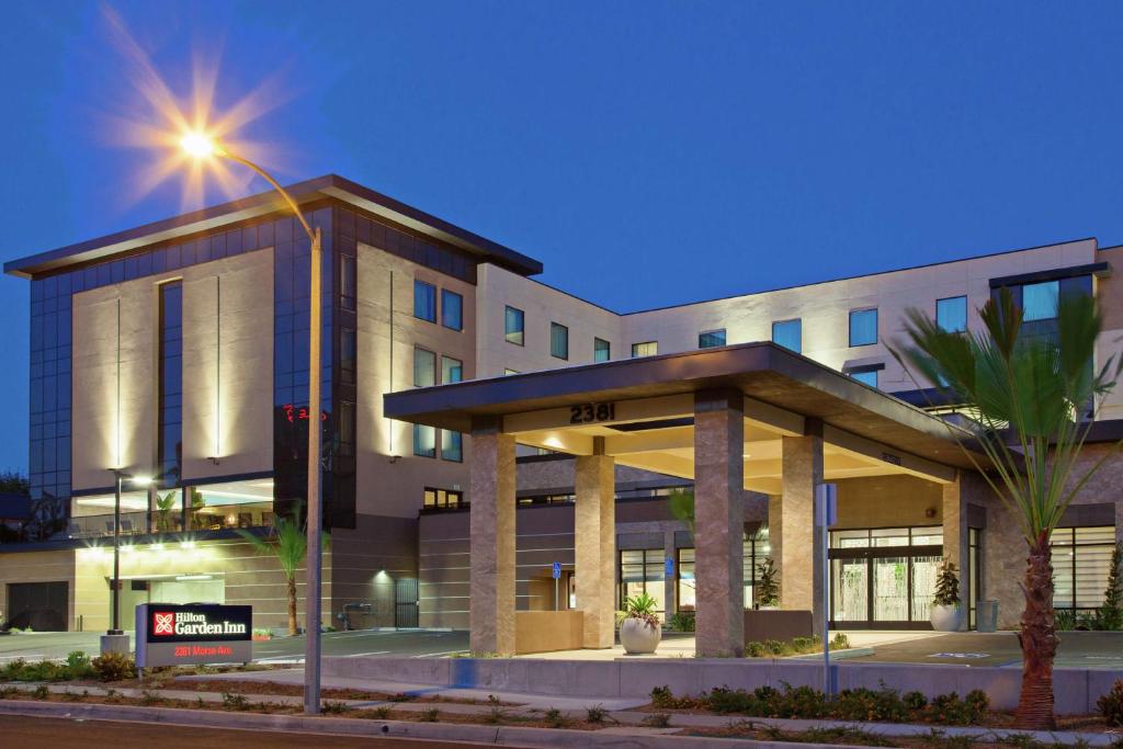 budynek z światłem ulicznym przed nim w obiekcie Hilton Garden Inn Irvine/Orange County Airport w mieście Irvine