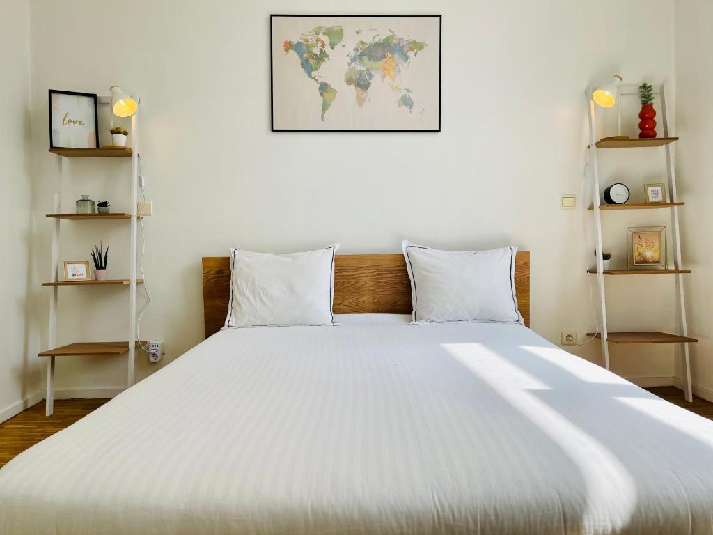 ブリュッセルにあるDown-Town 1 Bedroom Flatの白い枕が付いた大きな白いベッドのある寝室