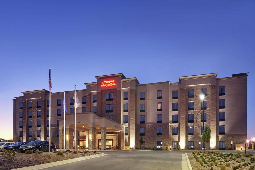 un hotel con un cartel en la parte delantera en Hampton Inn & Suites Milwaukee/Franklin, en Franklin