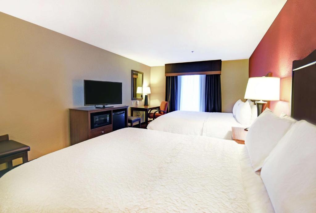Hampton Inn & Suites Milwaukee/Franklin - 
