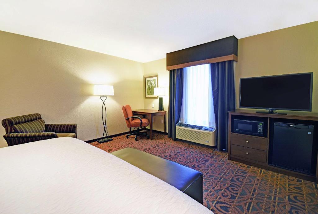 Hampton Inn & Suites Milwaukee/Franklin - 