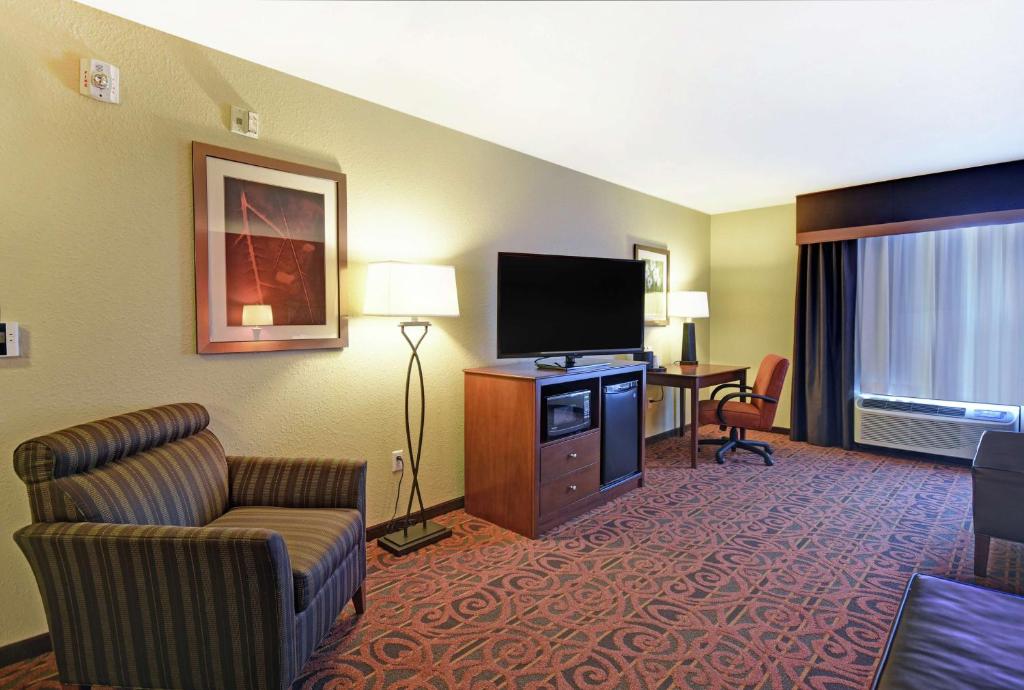 Hampton Inn & Suites Milwaukee/Franklin - 