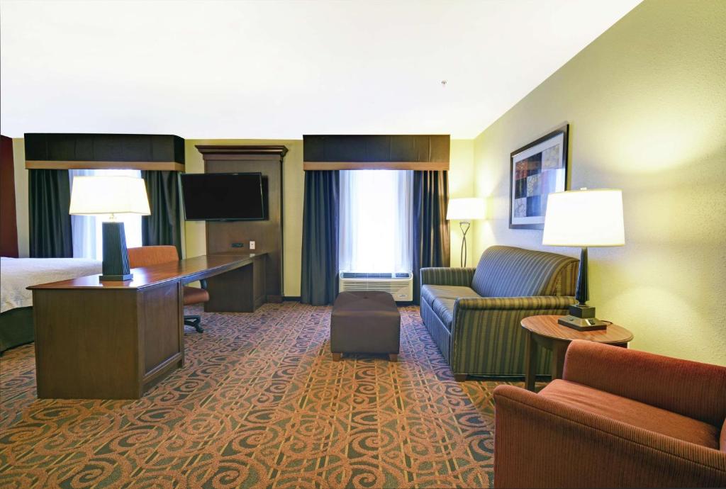 Hampton Inn & Suites Milwaukee/Franklin - 