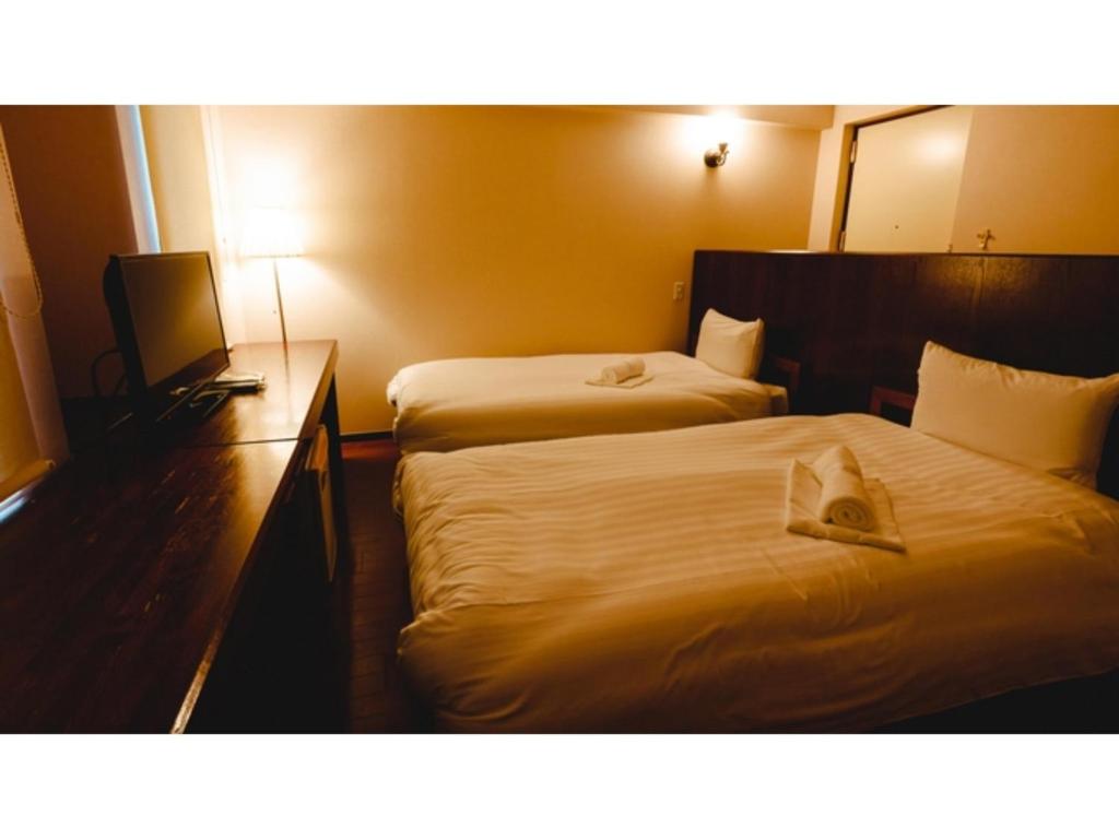 姶良市にあるVAN CORTLANDT HOTEL - Vacation STAY 17480vのホテルルーム ベッド2台(タオル付)