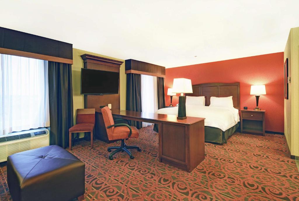 Hampton Inn & Suites Milwaukee/Franklin - 