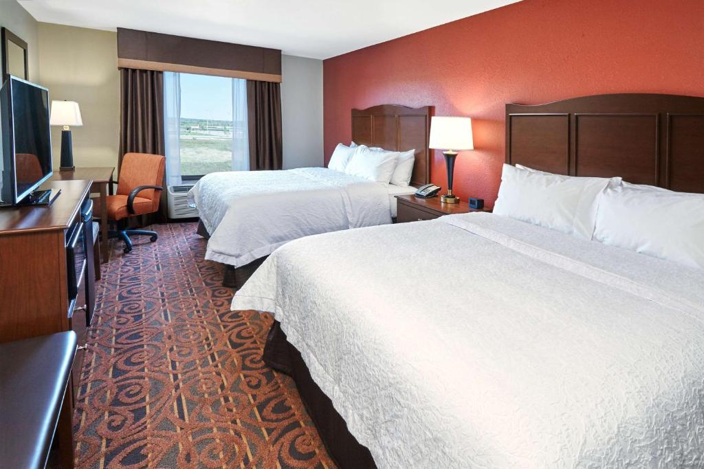 Hampton Inn & Suites Milwaukee/Franklin - 