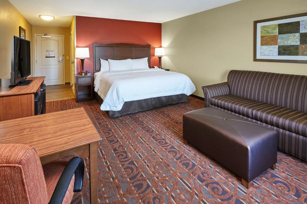 Hampton Inn & Suites Milwaukee/Franklin - 