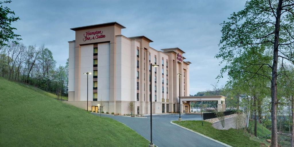 una representación de un hotel con un edificio en Hampton Inn & Suites - Knoxville Papermill Drive, TN en Knoxville