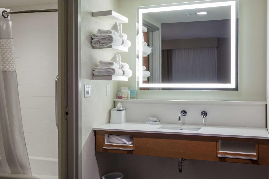Hampton Inn & Suites - Knoxville Papermill Drive, TN photo