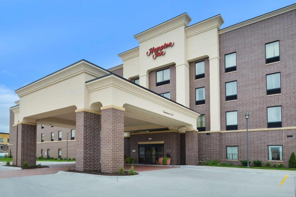a rendering of the front of a hotel at Hampton Inn Omaha Midtown-Aksarben in Omaha