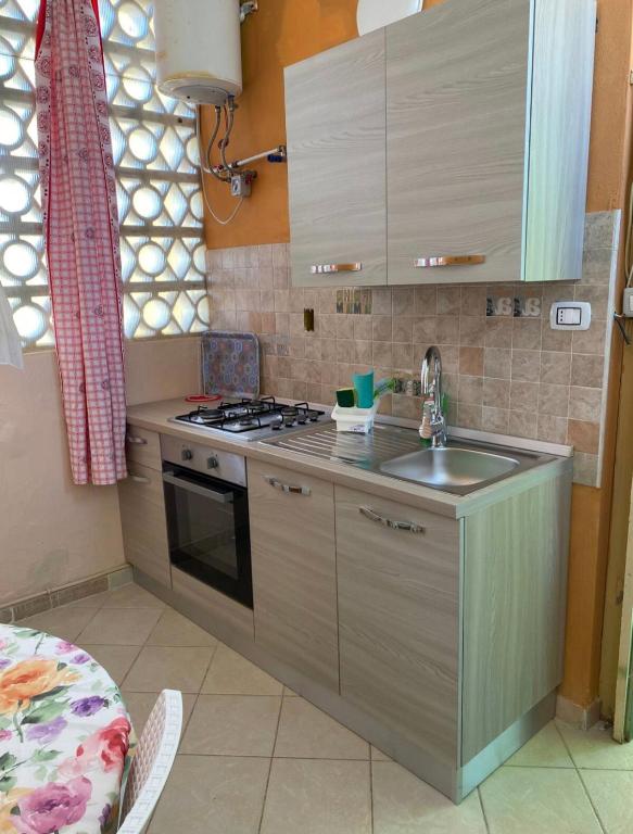 Кухня или мини-кухня в Casa centralissima Torre dell Orso 100m dal mare
