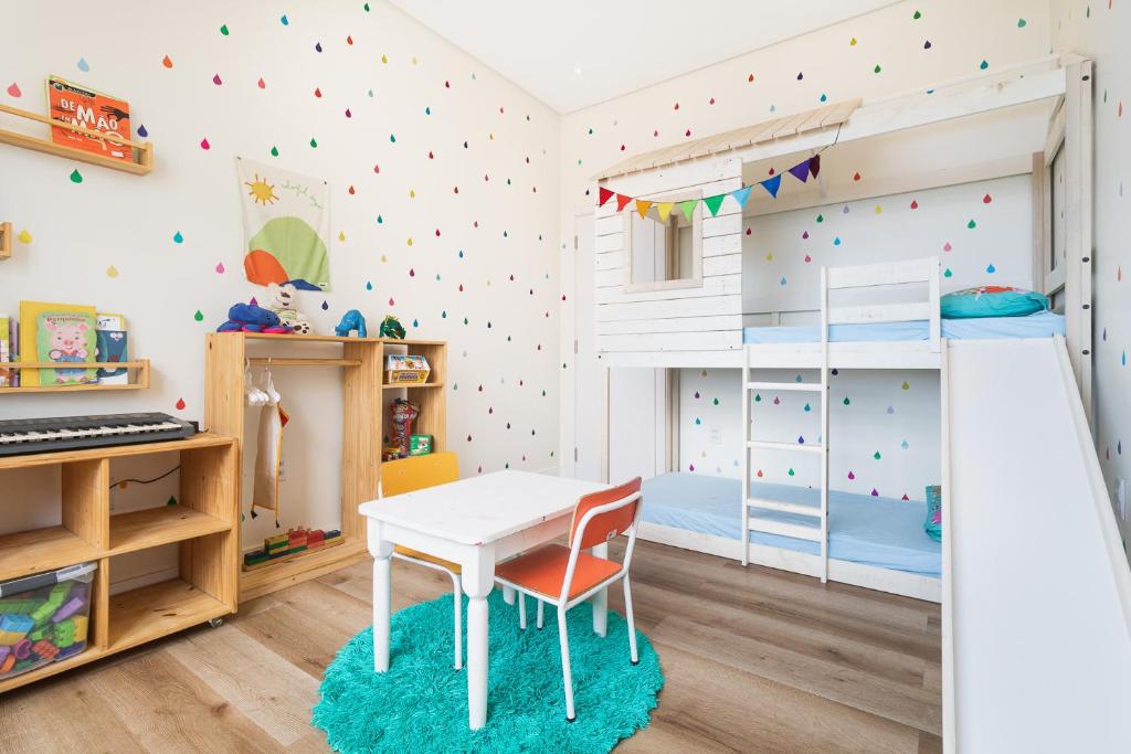 Palanda nebo palandy na pokoji v ubytování Apartamento - Lindo 3 dormitórios com vista e espaço infantil