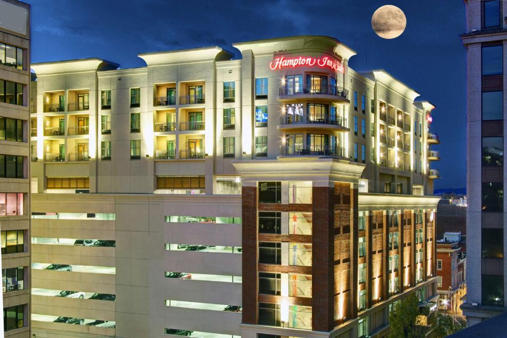 una vista de un edificio con la luna en el fondo en Hampton Inn & Suites - Roanoke-Downtown, VA en Roanoke