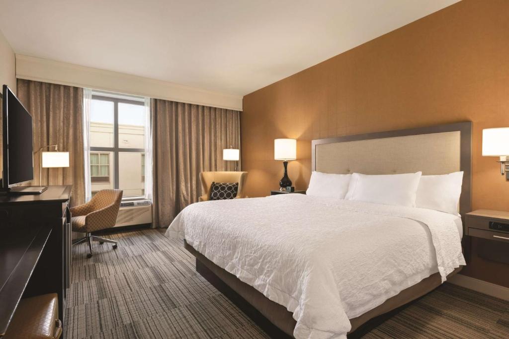 Hampton Inn & Suites - Roanoke-Downtown, VA - King Room - No Fumadores