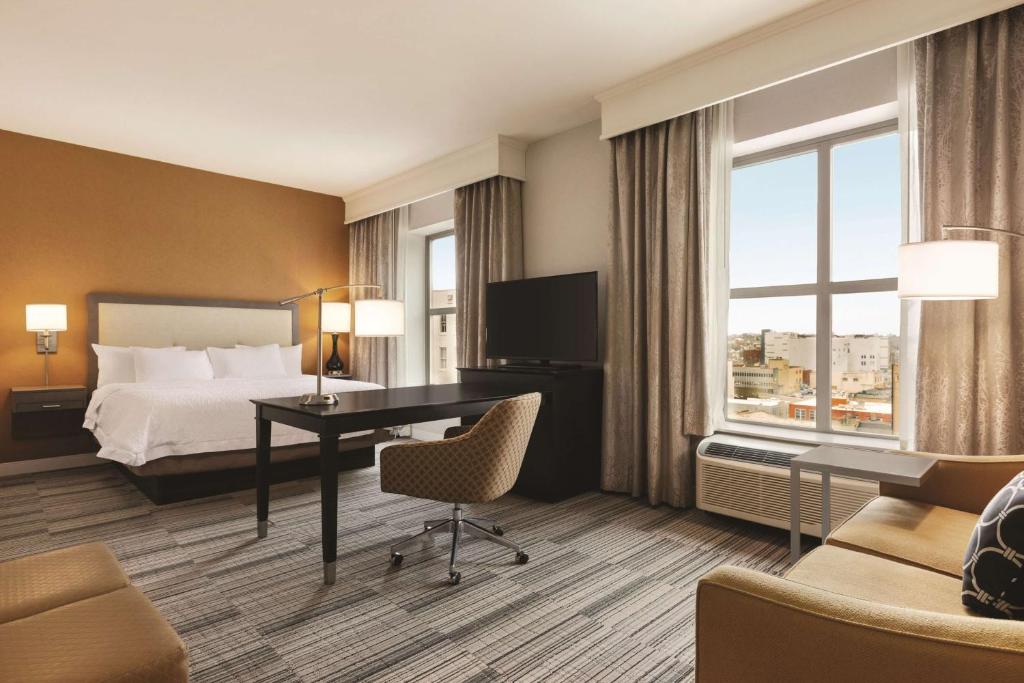 Hampton Inn & Suites - Roanoke-Downtown, VA - King Studio Suite с диван