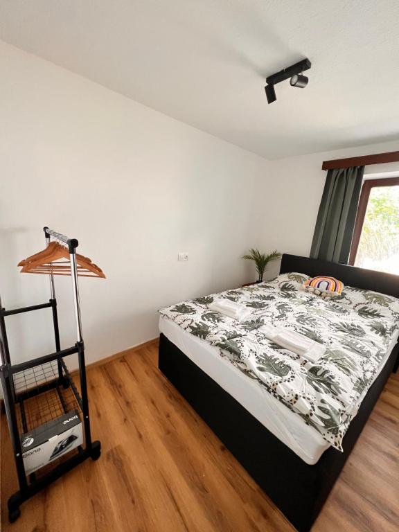 a bedroom with a bed with a black and white comforter at Perfekte Lage! Ganze Wohnung Burgblick Residenz in Sankt Veit an der Glan