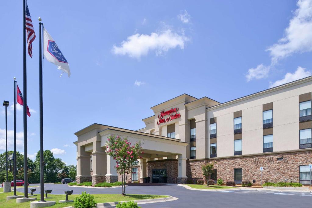 a rendering of the front of a hotel at Hampton Inn & Suites by Hilton Lonoke in Lonoke